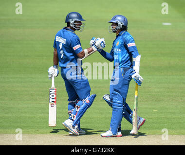 Kumar Sangakkara dello Sri Lanka (a sinistra) si congratula con Tillacaratne Dilshan (a destra) per aver raggiunto il suo 50 durante il quarto giorno Internazionale al Lords Cricket Ground di Londra. Foto Stock