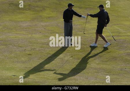 USA's Tiger Woods (a sinistra) viene consegnato un club dal caddie Steve Williams durante un turno di pratica sul campo da golf Royal Troon in Scozia in preparazione al 133esimo Open Golf Championship che inizia giovedì. , NESSUN UTILIZZO DEL TELEFONO CELLULARE. Foto Stock