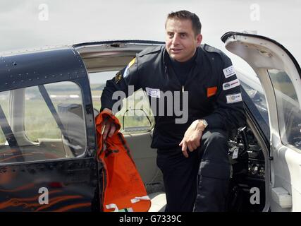 Il pilota cieco Steve Cunningham, 41 anni, proveniente dall'Oxfordshire, arriva all'aeroporto di Newtownards a Co Down, Irlanda del Nord, ha completato la prima tappa della sua offerta di volare un aereo intorno al Regno Unito - in volo da Kent a Newcastle. Martedì, sbarcò a Glasgow, e oggi arrivò a Newtownards, County Down. Si dirige a Cardiff giovedì mattina. Ha un co-pilota, ma il software del computer parlante lo mette in pieno controllo dell'aereo. Il software dell'aereo leggero Piper Warrior a quattro posti consente a MR Cunningham di ricevere aggiornamenti costanti sull'altezza, la posizione e la velocità dell'aereo al tocco di A. Foto Stock