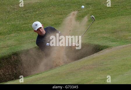 Padraig Harrington, in Irlanda, gioca fuori dal bunker greenside sull'ottava buca durante un round di prove per il 133° Open Championship al Royal Troon Golf Club, Scozia. SOLO PER USO EDITORIALE, SENZA USO DI TELEFONO CELLULARE. Foto Stock