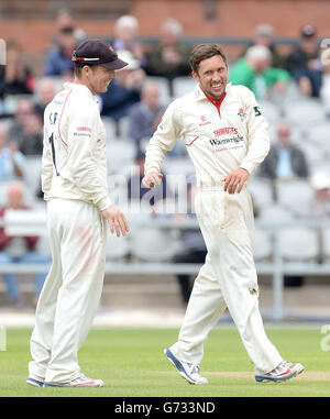 Simon Kerrigan (a destra) del Lancashire festeggia con Steven Croft dopo aver preso il wicket di Alfonso Thomas del Somerset, durante la partita del campionato della contea di LV all'Emirates Old Trafford, Manchester. Foto Stock