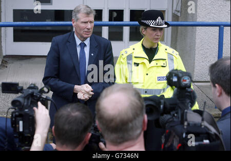 Il segretario alla giustizia Kenny MacAskill e il sovrintendente capo Gill Imery fanno una dichiarazione al di fuori della polizia di Kelso in Scozia, dopo che MacAskill ha partecipato ad un briefing della polizia sul fatale incidente del Rally Jim Clark. Foto Stock