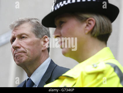 Il segretario alla giustizia Kenny MacAskill e il sovrintendente capo Gill Imery fanno una dichiarazione al di fuori della polizia di Kelso in Scozia, dopo che MacAskill ha partecipato ad un briefing della polizia sul fatale incidente del Rally Jim Clark. Foto Stock