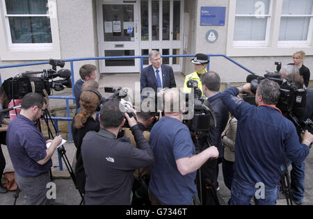 Il segretario alla giustizia Kenny MacAskill e il sovrintendente capo Gill Imery fanno una dichiarazione al di fuori della polizia di Kelso in Scozia, dopo che MacAskill ha partecipato ad un briefing della polizia sul fatale incidente del Rally Jim Clark. Foto Stock