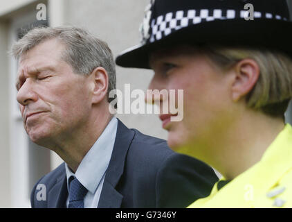 Il segretario alla giustizia Kenny MacAskill e il sovrintendente capo Gill Imery fanno una dichiarazione al di fuori della polizia di Kelso in Scozia, dopo che MacAskill ha partecipato ad un briefing della polizia sul fatale incidente del Rally Jim Clark. Foto Stock