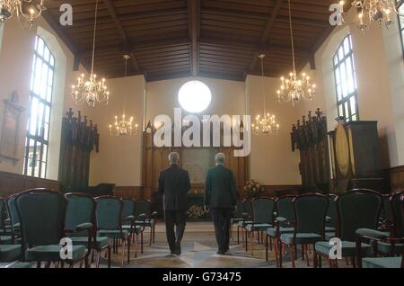 Il Maestro della Royal Foundation of Saint Katharine Retreat House and Conference Center il reverendo Prebendary Ronald Swan (a sinistra) e il Visconte Chauman della Fondazione Churchill, camminare verso l'altare della Cappella della Royal Foundation di St Katharine a est di Londra. La cappella ha recentemente completato una nuova vetrata in memoria di S.M. la Regina Elisabetta, la Regina Madre, che raffigura lo Scudo reale della Regina Madre circondato dal motto della Fondazione 'culto, ospitalità e servizio' ed è stato progettato dal defunto Alan Young. La Regina Madre era patrona della Fondazione Foto Stock