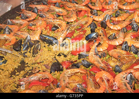 La paella di frutti di mare in una grande padella. Fast food. (Arles, Francia) Foto Stock