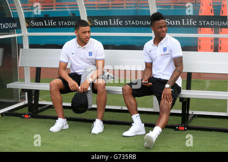 Sospeso l'Inghilterra Raheem Sterling (a destra) e ferito compagno di squadra Alex Oxlade Chamberlain sedersi nel dugout prima del International friendly al Sun Life Stadium, Miami, Stati Uniti. PREMERE ASSOCIAZIONE foto. Data immagine: Sabato 7 giugno 2014. Vedi PA storia CALCIO Inghilterra. Il credito fotografico dovrebbe essere: Mike Egerton/PA Wire. Foto Stock