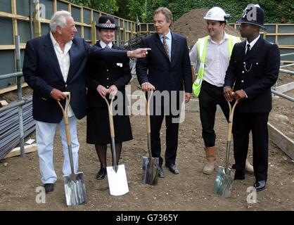 Il primo Ministro Tony Blair (centro) parla con (da sinistra a destra) Michael Winner, il Grande Constable della polizia di Manchester Lynn Bialowas, il responsabile del sito Bernard Franklin e il Constable della polizia Metropolitana Joel Edwards in una visita del National Police Memorial, Whitehall, Londra. Il memoriale sarà aperto nell'ottobre 2004 per commemorare gli ufficiali di polizia britannici che sono stati uccisi nel corso del dovere, ed è il frutto del fondatore della Police Memorial Trust, Michael Winner. Foto Stock