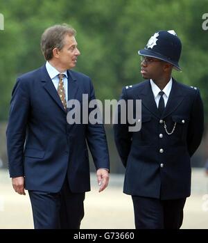 Il primo Ministro Tony Blair parla con il Constable della polizia Metropolitana Joel Edwards nella Parata di Horseguard sulla strada per una visita al National Police Memorial, Whitehall, Londra. Foto Stock