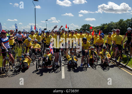 Mark Cavendish (in piedi davanti a destra) e Peta Cavendish (in piedi davanti al centro) si uniscono a 1300 piloti per il finale di Hero Ride alla partenza su Blackheath Common nel sud-est di Londra. Foto Stock