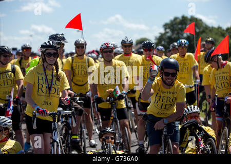 Mark Cavendish (in piedi davanti a destra) e Peta Cavendish (in piedi davanti a sinistra) si uniscono a 1300 piloti per il finale di Hero Ride alla partenza su Blackheath Common nel sud-est di Londra. Foto Stock