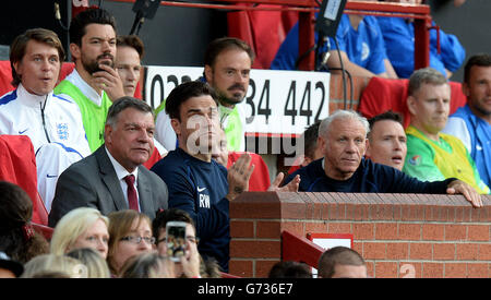 Robbie Williams in Inghilterra guarda il gioco dalla panchina con il manager Sam Allardyce, durante la partita di beneficenza Soccer Aid a Old Trafford, Manchester. Foto Stock