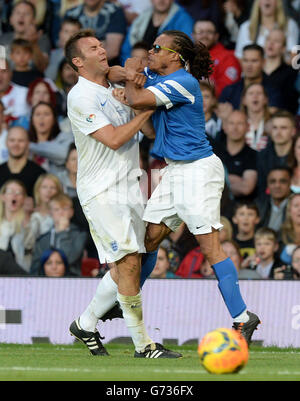 Jonathan Wilkes in Inghilterra e il resto degli Edgar Davids del mondo si riuniscono dopo una sfida, durante la partita di beneficenza Soccer Aid a Old Trafford, Manchester. Foto Stock