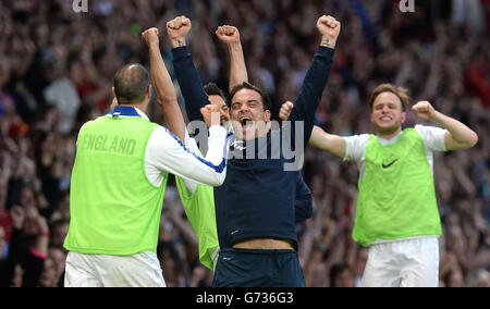 Robbie Williams in Inghilterra festeggia il secondo gol delle sue squadre contro il resto del mondo, durante la partita di beneficenza Soccer Aid a Old Trafford, Manchester. Foto Stock