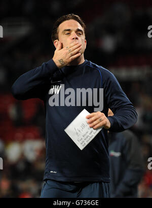 Robbie Williams in Inghilterra festeggia con la quantità di denaro raccolta dalla partita di beneficenza Soccer Aid a Old Trafford, Manchester. Foto Stock