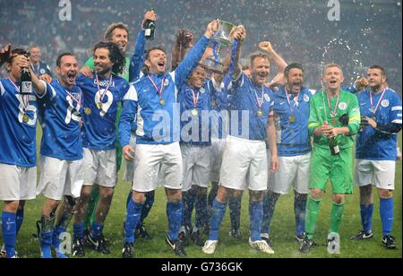 Robbie Williams in Inghilterra festeggia con la quantità di denaro raccolta dalla partita di beneficenza Soccer Aid a Old Trafford, Manchester. Foto Stock