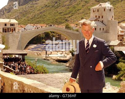 Il Principe del Galles si trova in un punto di osservazione vicino al Ponte Vecchio ricostruito a Mostar, in Bosnia. Ora ricostruito dopo essere stato sbriciolato nel fiume Neretva nel novembre 1993, il nuovo Stari Most ha dato qualche speranza di minacciare le divisioni che ancora esistono 11 anni dopo. Foto Stock