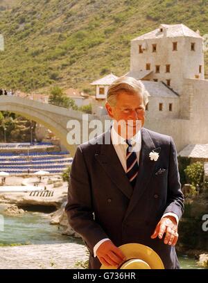 Il Principe del Galles si trova in un punto di osservazione vicino al Ponte Vecchio ricostruito a Mostar, in Bosnia. Ora ricostruito dopo essere stato sbriciolato nel fiume Neretva nel novembre 1993, il nuovo Stari Most ha dato qualche speranza di minacciare le divisioni che ancora esistono 11 anni dopo. Foto Stock