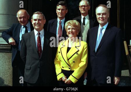 I ribelli Tory Euro dopo una conferenza stampa a Londra, dove hanno annunciato di aver accettato l'offerta del governo di ritornare al Partito parlamentare. Da sinistra a destra, Sir Teddy Taylor (Southend East), John Wilkinson (Ruislip-Northwood) e Nicholas Budden (Wolverhampton SW). Prima fila da sinistra a destra, Christopher Gill (Ludlow), Teresa Gorman (Billericay) e Richard Shepherd (Aldridge Brownhills). Foto Stock