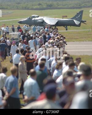 Un Sea Harrier attraversa gli spettatori dopo la sua esposizione al Farnborough Airshow. Si prevede che circa 300,000 visitatori abbiano partecipato al corso della fiera internazionale, che chiude la domenica. Foto Stock