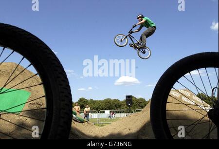 Un pilota BMX esegue acrobazie durante i Giochi Urban, che si tengono a Clapham Common, nel sud di Londra. Foto Stock