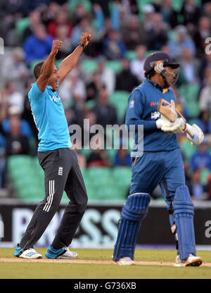 Chris Jordan (a sinistra) in Inghilterra celebra la presa del wicket dello Sri Lanka Tillicaratne Dilshan (a destra) durante l'ODI al Kia Oval, Londra. Foto Stock