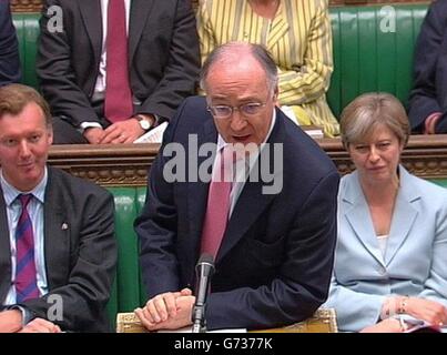 Il leader dell'opposizione Michael Howard parla alla Camera dei Comuni, Londra, durante le interrogazioni del primo Ministro. Foto Stock