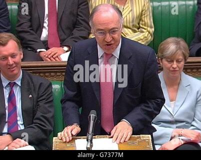 Il leader dell'opposizione Michael Howard parla alla Camera dei Comuni, Londra, durante le interrogazioni del primo Ministro. Foto Stock