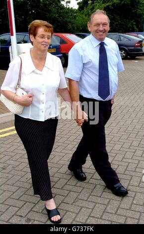 Una società di lavanderia è stata multata oggi 325,000 per aver violato le norme sulla salute e la sicurezza dopo che un lavoratore è rimasto intrappolato all'interno di una lavatrice e morto per ipotermia. David e sue Clegg, genitori di Paul Clegg che sono morti intrappolati all'interno di una lavatrice raffigurata fuori Bournemouth Crown Court. Foto Stock