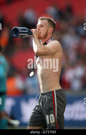 Calcio - Sky Bet League 1 - Gioca fuori - finale - Leyton Orient v Rotherham United - Stadio di Wembley. Michael o'Connor di Rotherham United celebra la promozione dopo il gioco Foto Stock