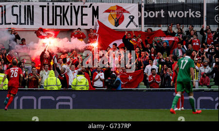 Tifosi turchi con un tocco negli stand durante la partita internazionale amichevole all'Aviva Stadium, Dublino, Irlanda. Foto Stock