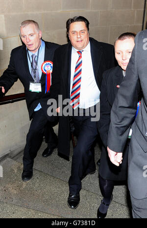 Il leader del BNP Nick Griffin (centro) arriva al conteggio delle elezioni parlamentari europee al Municipio di Manchester, Manchester. Foto Stock