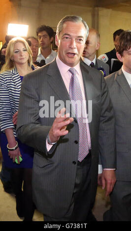 Nigel Farage, leader del UK Independence Party (UKIP) arriva al conteggio delle elezioni parlamentari europee nella Guildhall di Southampton, Hampshire. Foto Stock