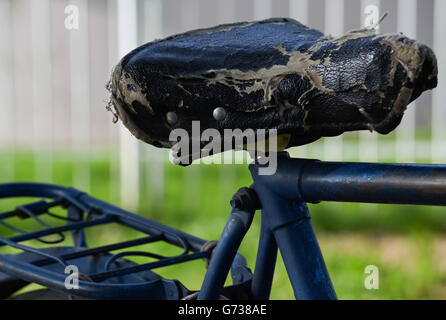 Primo piano di una weathered vecchia sella di bicicletta Foto Stock