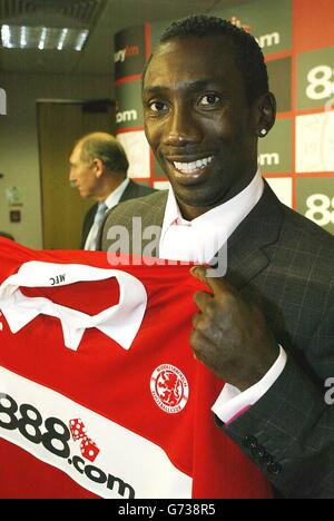 Jimmy Floyd Hasselbaink mostra la sua nuova maglia dopo aver firmato, con un accordo di due anni, per Middlesbrough al campo di allenamento del club a Hurworth. L'ex attaccante Chelsea di 32 anni si alleerà con Mark Viduka e Michael Reiziger, che si sono Uniti al club nord-est all'inizio di questa settimana. Foto Stock