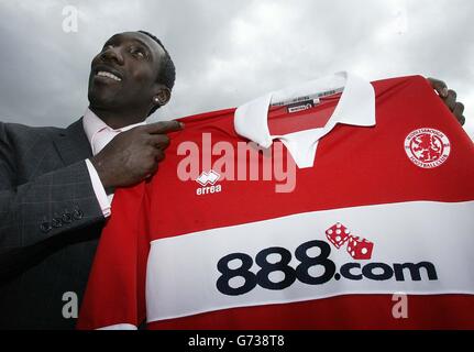 Jimmy Floyd Hasselbaink mostra la sua nuova maglia dopo aver firmato, con un accordo di due anni, per Middlesbrough al campo di allenamento del club a Hurworth. L'ex attaccante Chelsea di 32 anni si alleerà con Mark Viduka e Michael Reiziger, che si sono Uniti al club nord-est all'inizio di questa settimana. Foto Stock