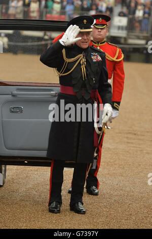 Il Duca di Edimburgo arriva con la Regina Elisabetta II alla Horse Guards Parade, Londra, dove presenterà la Cavalleria domestica con nuovi standard. Foto Stock