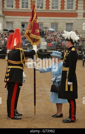 La regina Elisabetta II alla Horse Guards Parade, Londra, presenta la Cavalleria domestica con nuovi standard. Foto Stock