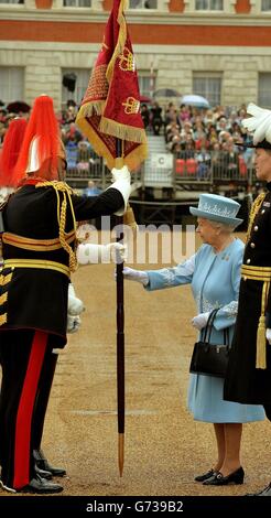 La regina Elisabetta II alla Horse Guards Parade, Londra, presenta la Cavalleria domestica con nuovi standard. Foto Stock