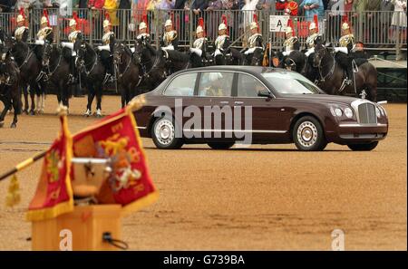 La Regina Elisabetta II guida i membri passati della Cavalleria Household prima di presentarli con nuovi standard alla Horse Guards Parade di Londra. Foto Stock