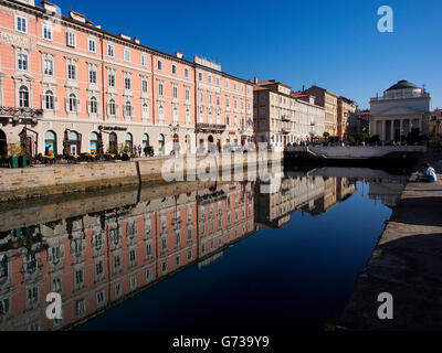 Gli edifici si riflette sul mare calmo acqua del Canal Grande. Sullo sfondo la chiesa di San Antonio Foto Stock