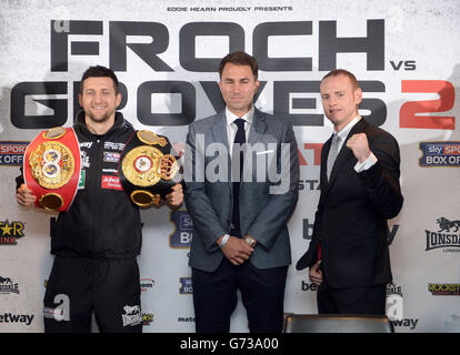 Carl Froch (a sinistra) e George Groves (a destra) con Eddie Hearn, promotore di Boxing, durante una conferenza stampa al Wembley Stadium di Londra. Foto Stock