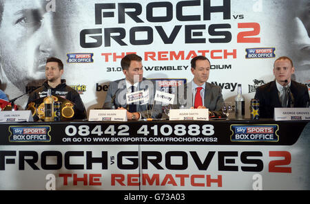 Carl Froch (a sinistra) con Eddie Hearn, il promotore di Boxing, il capo di Sky di Boxing Adam Smith e George Grove (a destra) durante una conferenza stampa al Wembley Stadium di Londra. Foto Stock