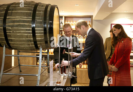 La Duchessa di Cambridge guarda come il Duca di Cambridge martella il sughero in una bottiglia di Glenturret Single Malt whisky durante un tour della famosa distilleria Grouse a Crieff, Scozia. Foto Stock