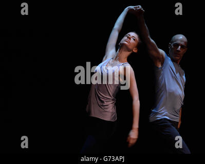 Il coreografo Russell Maliphant (a destra) e Carys Staton si esibiscono durante una prova di abbigliamento ancora in corso presso l'Abbey Theatre di Dublino, come parte del Dublin Dance Festival. Foto Stock