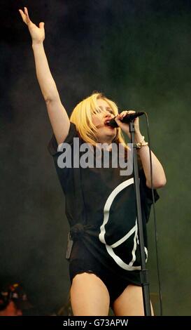 Alison Goldfrapp si esibisce sul palcoscenico NME durante il secondo giorno di T in the Park, il festival musicale di due giorni a Balado vicino Stirling. Foto Stock