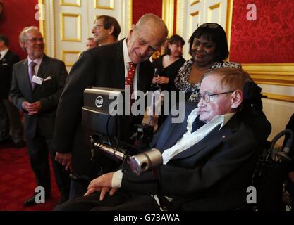 Il Duca di Edimburgo saluta il Professor Stephen Hawking durante un ricevimento per la disabilità Leonard Cheshire nelle sale di Stato, St James's Palace, Londra. Foto Stock