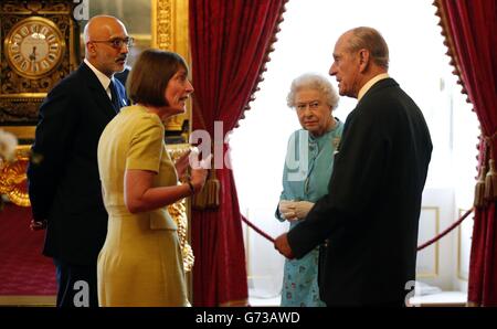 La Regina Elisabetta II e il Duca di Edimburgo accolgono Ilyas Khan e Clare Pelham in un ricevimento per Leonard Cheshire Disability nelle sale di Stato, St James's Palace, Londra. Foto Stock