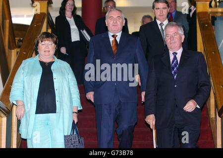 (Da sinistra a destra) un Tanaiste, Mary Harney, un Taoiseach, Bertie Ahern e un Minster per le finanze Charlie McCreevey, che arrivano per il lancio della revisione intermedia dell'accordo di pagamento sui progressi a sostegno del Castello di Dublino, Irlanda, dove Ahern ha detto che 7,800 case sarebbero state rese disponibili utilizzando i terreni in eccesso dell'autorità locale. Foto Stock